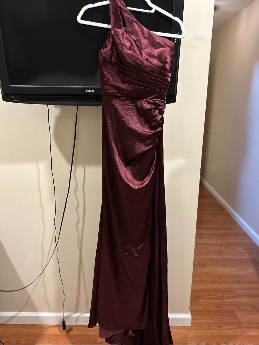 Elegant One-Shoulder Burgundy Evening Gown